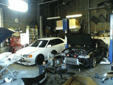 専門工場にて熟練された専門スタッフが、車の状態をチェックします。